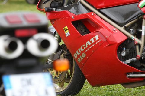 Le Castellet pour les Ducat...mais pas que.. Dcf_ducati916Parade_0